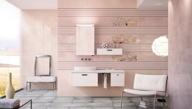 banheiro-parede-azulejos-rosa-listra-padrão-acento-flores