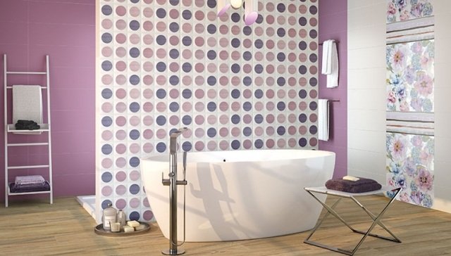 banheiro-parede-azulejos-roxo-branco-pontos-padrão-flores
