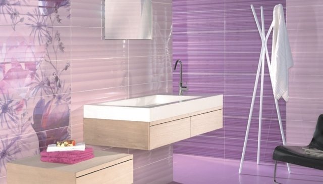 banheiro-parede-azulejos-púrpura-nuances-móveis de madeira estampados