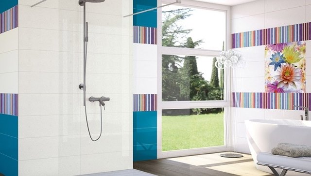 banheiro-parede-azulejos-vidrados. listras-coloridas-padrão-flor