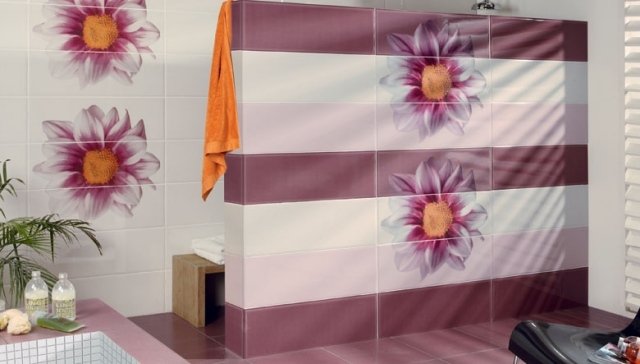 banheiro-parede-azulejos-crisântemo-roxo-branco