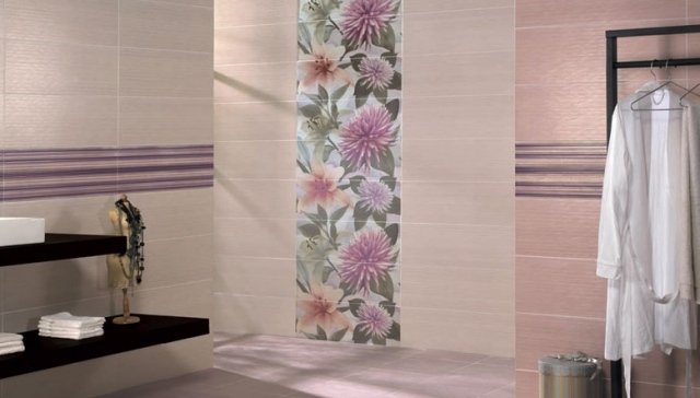 banheiro-azulejos-modernos-rosa-creme-flor-padrão