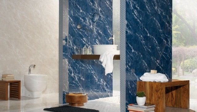 banheiro-azulejos-mármore-ótica-azul-bege-detalhes em madeira