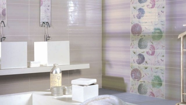 banheiro-lilás-parede-azulejos-branco-penteadeira dupla-flor-padrão