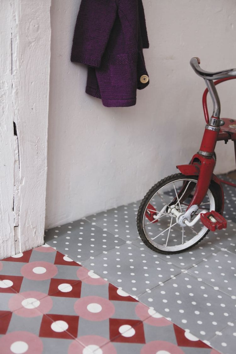moto-moderna-azulejos-corredor-antigo-prédio-cinza-rosa-pontos-padrão-infantil
