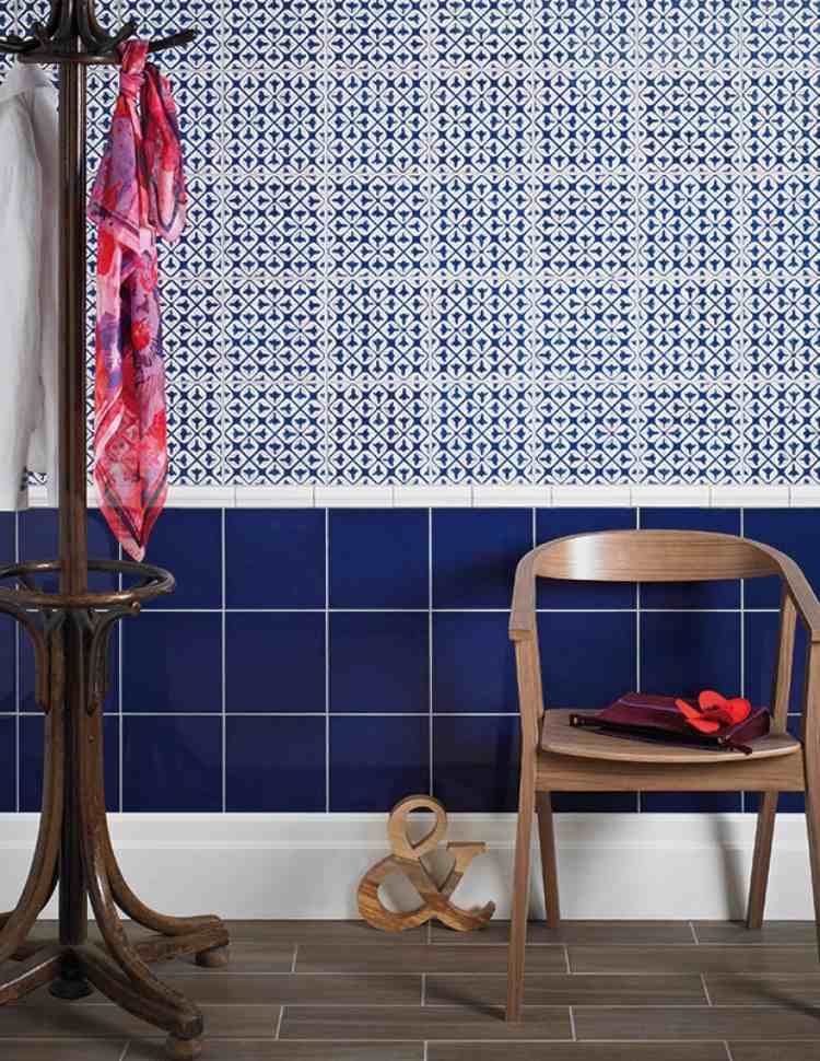 moderno-azulejo-corredor-antigo-prédio-parede-design-padrão-azul-ornamentos-cabideiro