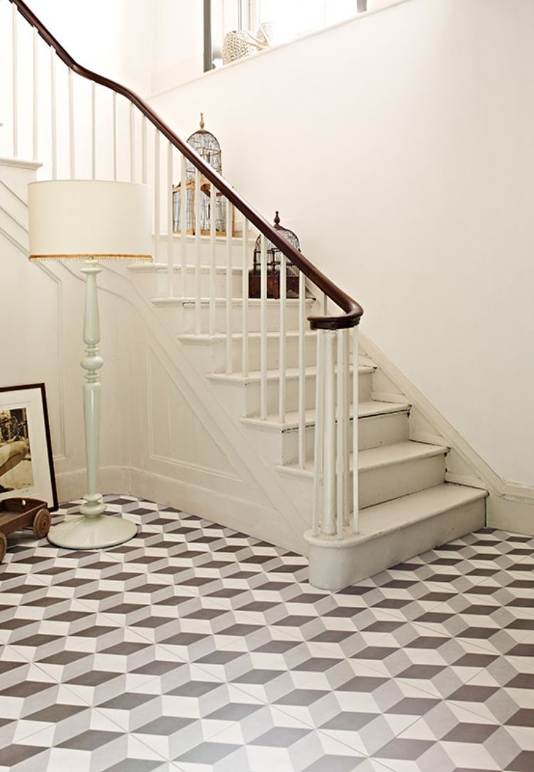 moderno-azulejos-corredor-antigo-edifício-preto-branco-figuras geométricas-módulos-escadas