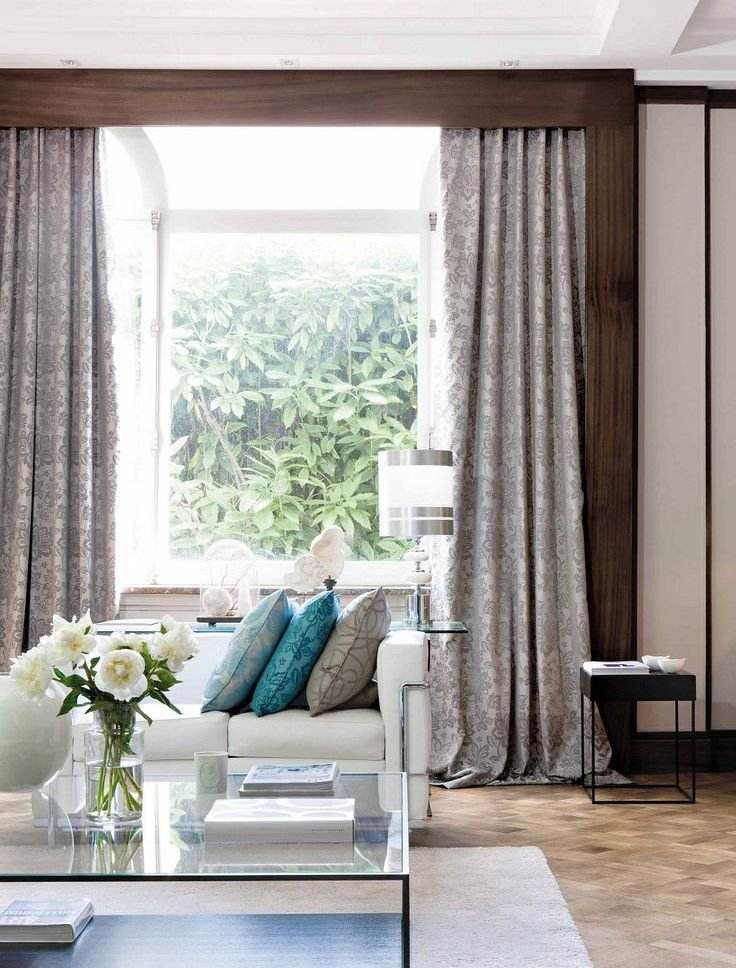 Cortinas-cortinas-linho-sala-padrão-ornamentos-almofadas-estofamento-sofá-moderno