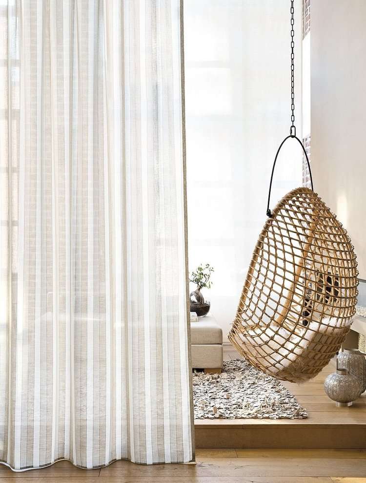 cortina-cortina-moderna-linho-tecido-semitransparente-listras naturais-cadeira suspensa-rattan