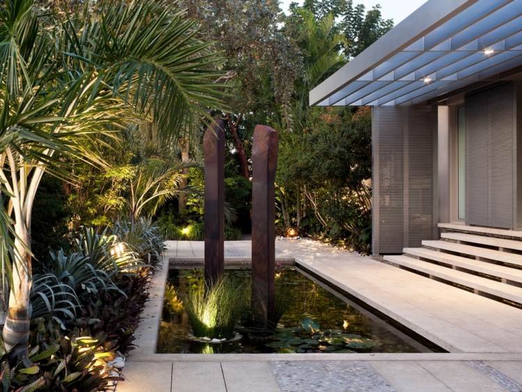 Arte moderna de jardim - lago - plantas aquáticas - dois pilares de grelha