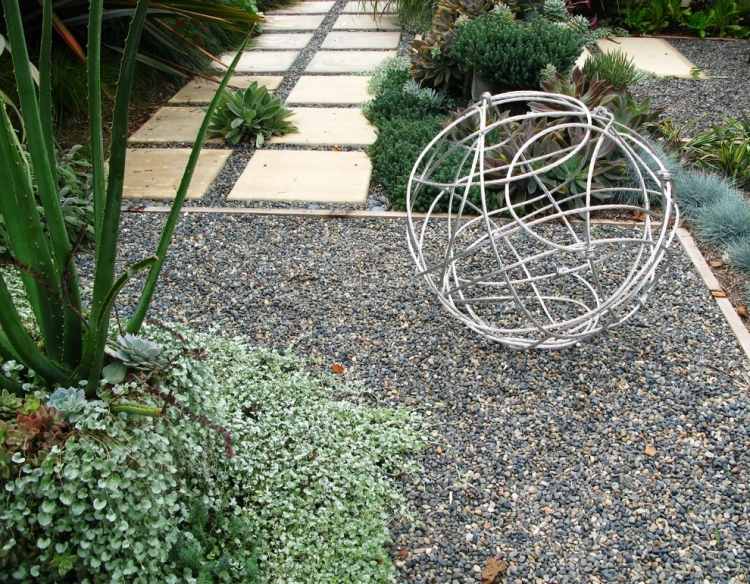 piso de lascas de arame-bola com arte de jardim moderno