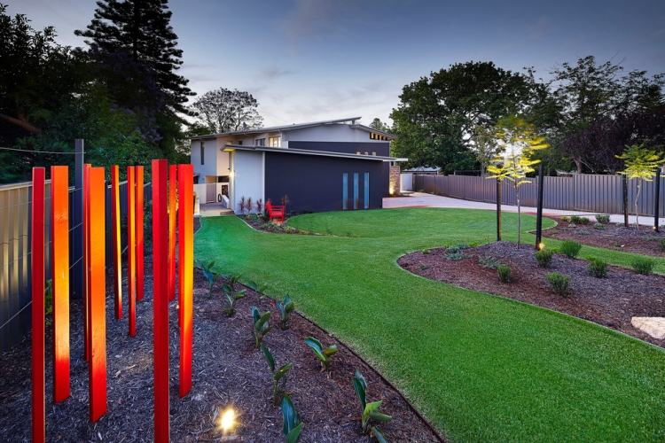 modern-garden-art-group-red-painted-pillars-light abaixo