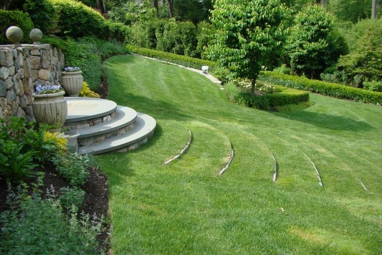 arte-jardim moderno-esculturas-gramado-degraus-livro-árvore-pedra natural