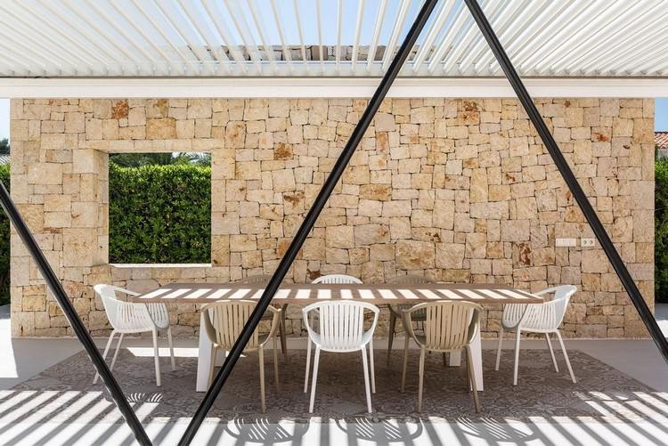 muro de pedra jardim pavilhão pergolado com ripas ajustáveis