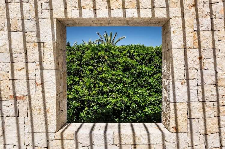 janela de visualização em alvenaria de arenito de jardim de parede de pedra