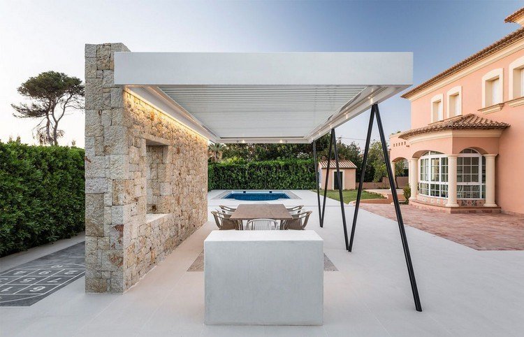 gazebo moderno com parede de pedra sólida cobertura pergolada