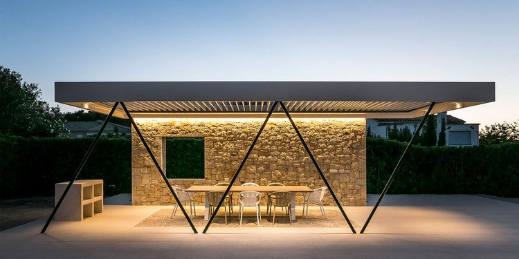gazebo moderno com iluminação indireta à noite