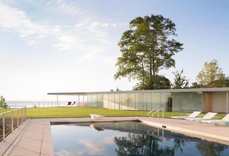 Moderna fachada de vidro, piscina, jardim, gramado, terraço, vista para o mar