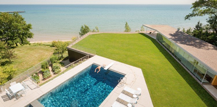 moderno-vidro-terraço-frente-jardim-piscina-mar-gramado