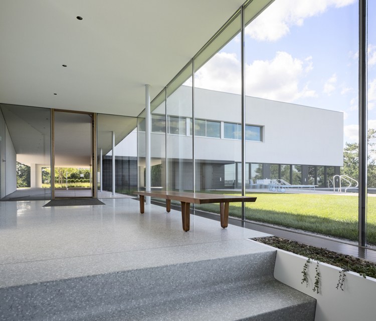 moderna-frente-de-vidro-bauhaus-casa-jardim-gramado-piso de concreto