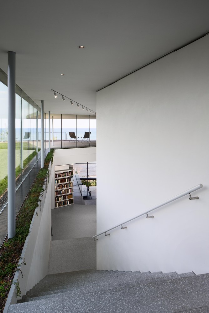 modern-glass-front-escadas-bauhaus-escalando-plantas-greening-interior