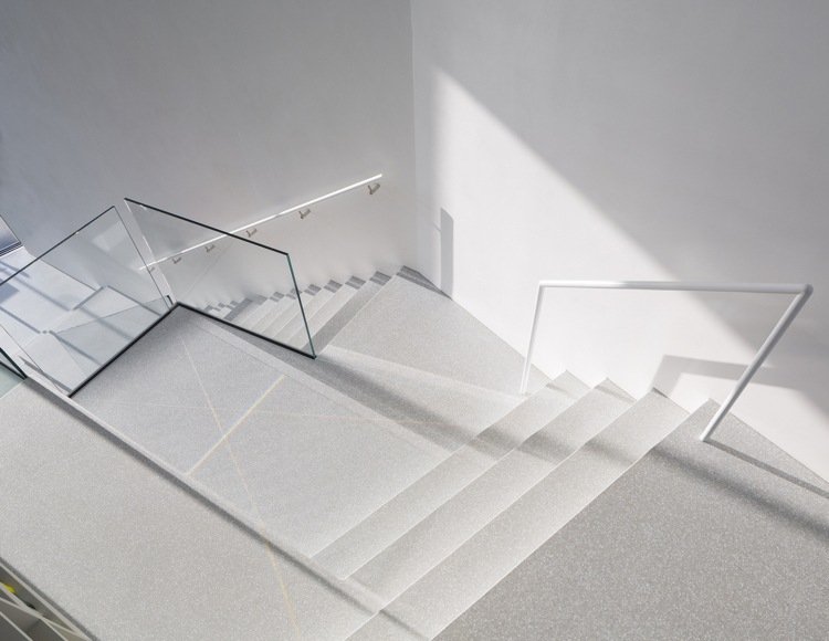 moderno-vidro-escada-frontal-concreto-cinza claro-corrimão de vidro claro