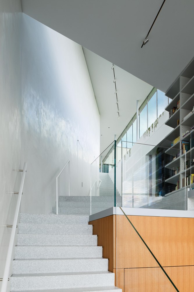 moderno-vidro-escada-frontal-concreto-corrimão-vidro-cinza simples