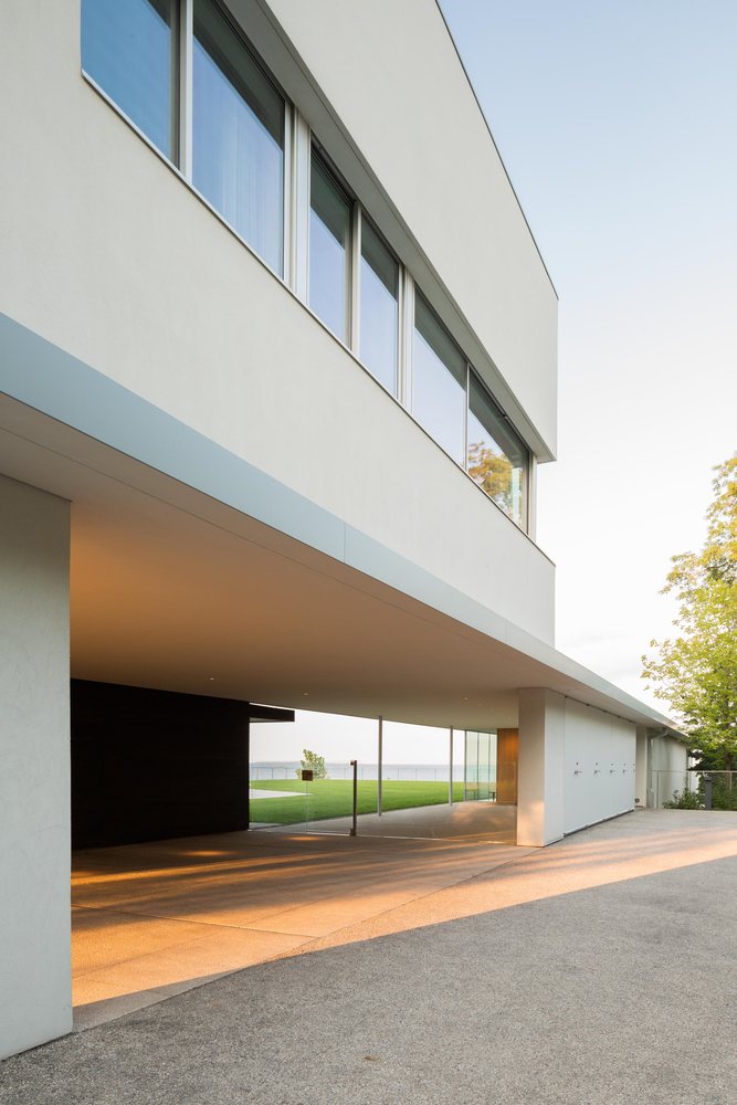 moderna-frente-de-vidro-garagem-telhado-bauhaus-casa-entrada