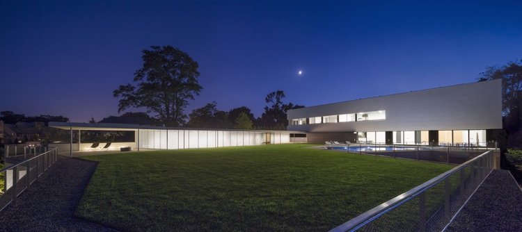 Moderna casa de vidro na cobertura, jardim, terraço e vista