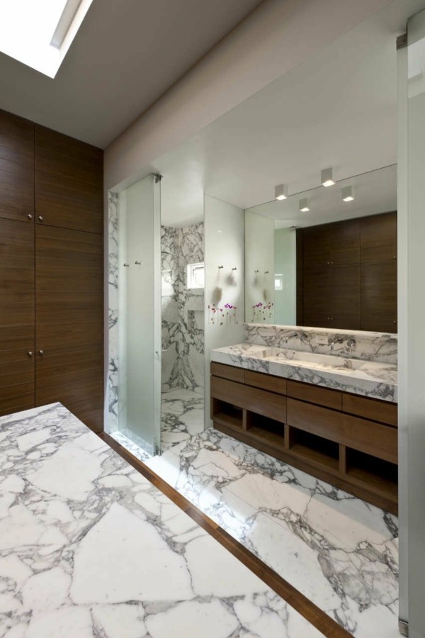 Arquitetura minimalista de banheiro em mármore