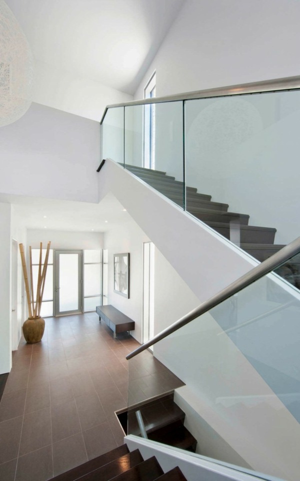 residência de fibra com design minimalista de escada
