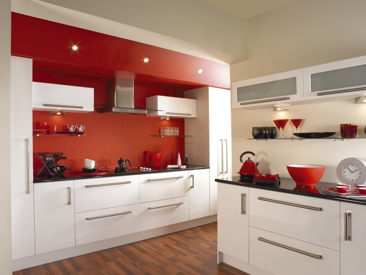 moderno-alto-brilho-cozinha-branco-cozinha-parede-parede-cor-vermelho-acento-atraente-extravagante
