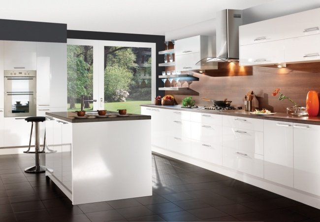 Cozinha de alto brilho branco aço inoxidável puxadores de madeira ilha da parede traseira