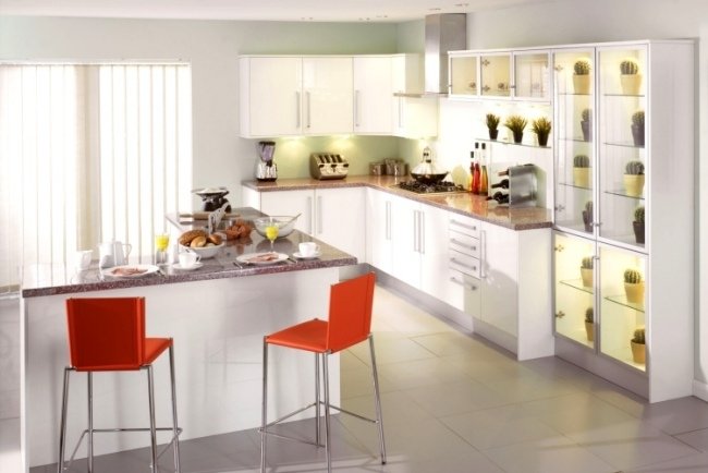 Cozinhas de alto brilho, granito branco, bancos de cozinha laranja, armários de vidro