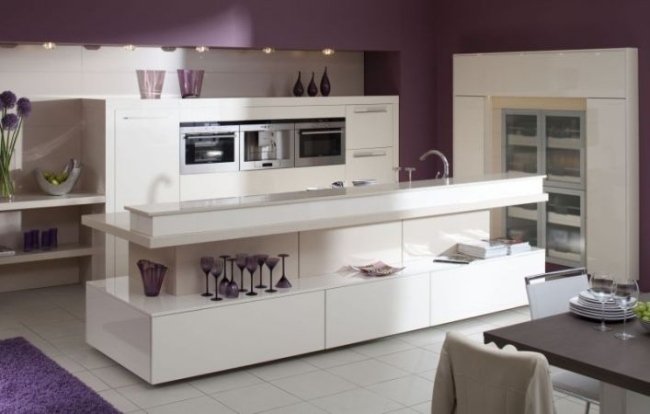 Eletrodomésticos embutidos brancos de alto brilho para cozinhas com tinta roxa na parede