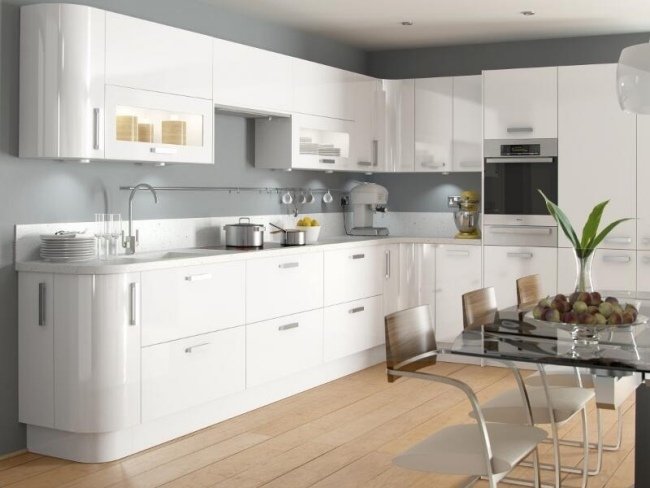 Cozinhas de alto brilho em curvas brancas puxadores de aço inoxidável piso de madeira