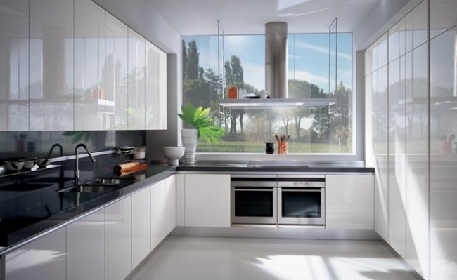 cozinha de alto brilho branco janela grande tampo preto