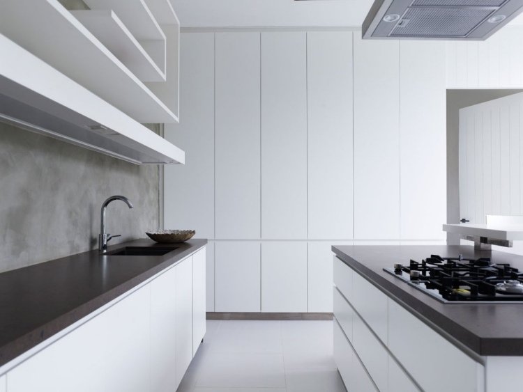 cozinha moderna de alto brilho-branco-cinza-fogão a gás-cozinha ilha-minimalista-simples