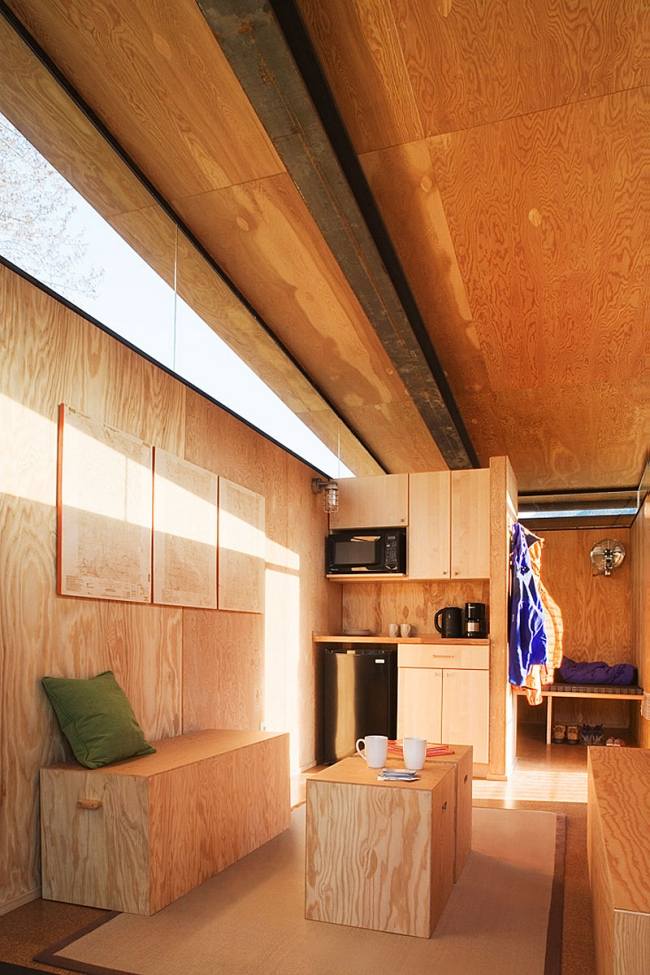 Bungalow design de interiores com revestimento de parede de madeira, cozinha, cubículo, cama embutida em cabana