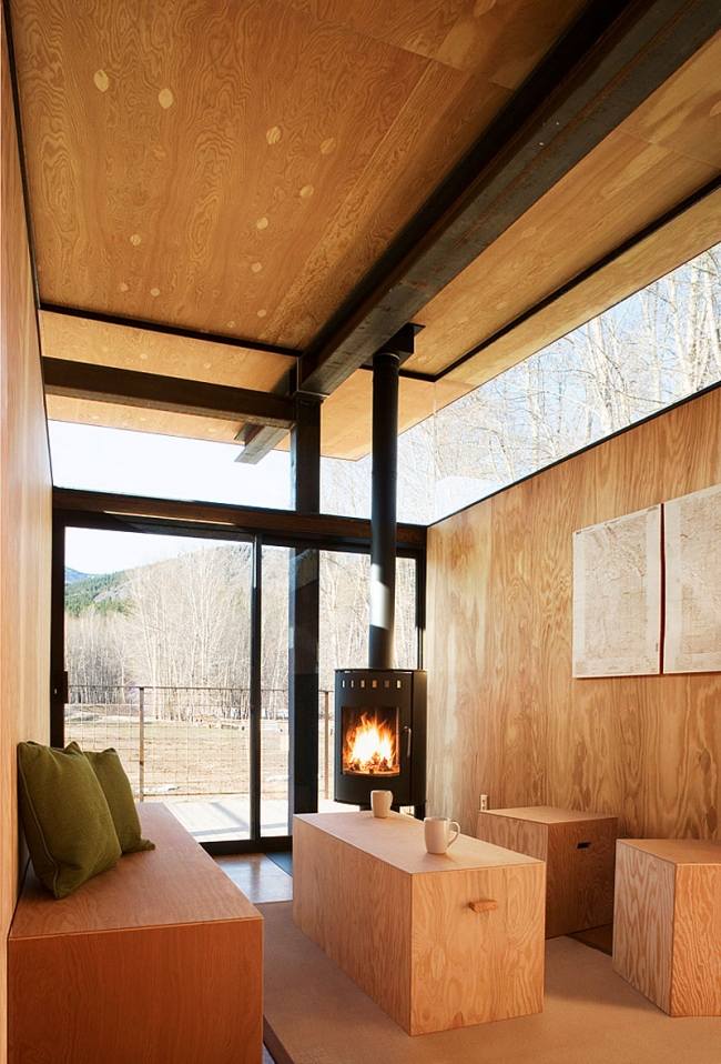 Bungalow revestido de parede de madeira com design de interiores, área de estar e lareira interior