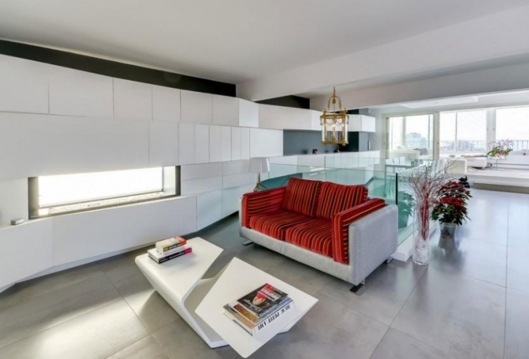 Design interior moderno -moderno-sótão-sofá-aberto-vermelho-cinza-mesa de centro-piso-revestimento de parede de mármore