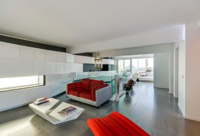 Design interior moderno -interior-vermelho-estofamento-sofá-piso-cinza-branco-parede-mesa de centro-geométrico