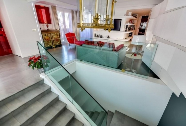Design interior moderno -mansarde-chique-escadas-acentos-vermelho-vidro-mármore-branco-ouro-elementos-decoração