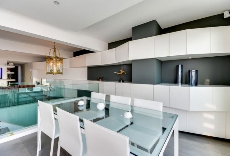 Design interior moderno-área de jantar-cadeiras-mesa de jantar-revestimento de parede-branco-vidro-mármore-cinza-alto brilho