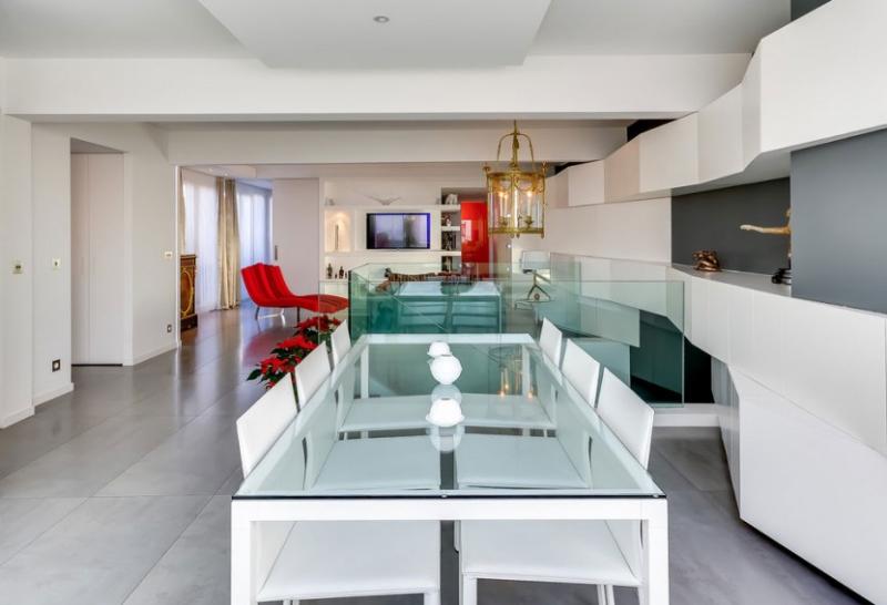 Design interior moderno -branco-vermelho-detalhes-alto brilho-mesa de jantar-cadeiras-revestimento de parede-vidro