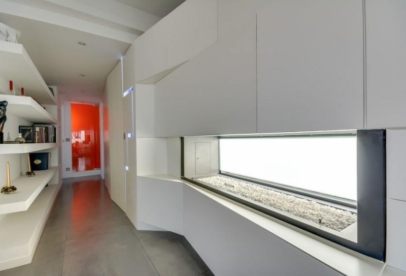 Design interior moderno - revestimento de parede branca - janela - corredor de alto brilho - prateleiras - piso de mármore
