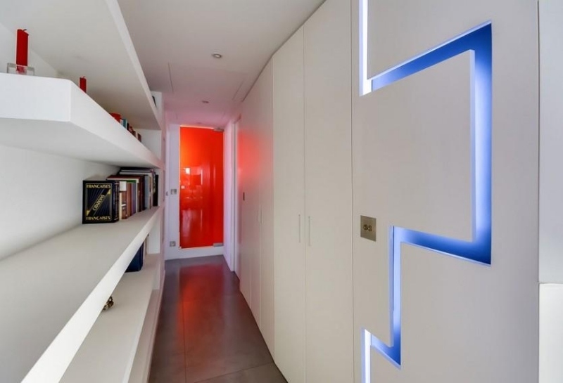 Moderno design de interiores-corredor-branco-parede-armário-prateleira-iluminação indireta-porta-banheiro-vermelho