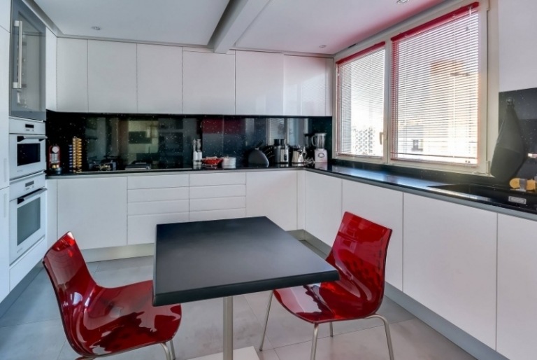 Interior moderno -cozinha-moderna-simples-cadeiras de plástico-vermelho-alto-brilho-branco