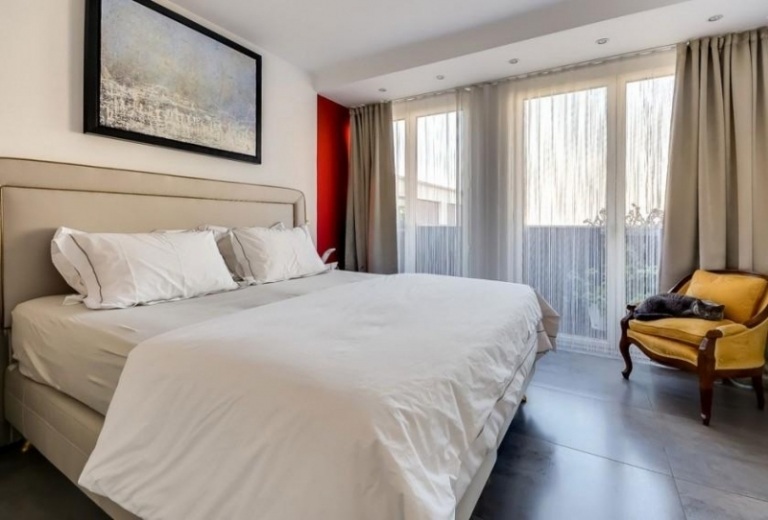 moderno-interior-mobiliário-quarto-sótão-elegante-cinza-branco-parede-vermelho-janela-janela-porta-poltrona