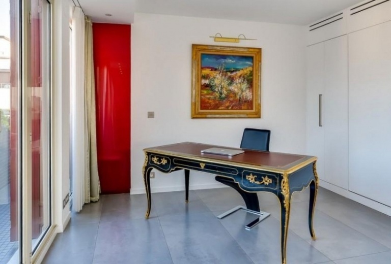 moderno-interior-design-estudo-branco-mármore-piso-mesa-antiguidade-banhado a ouro-quadro
